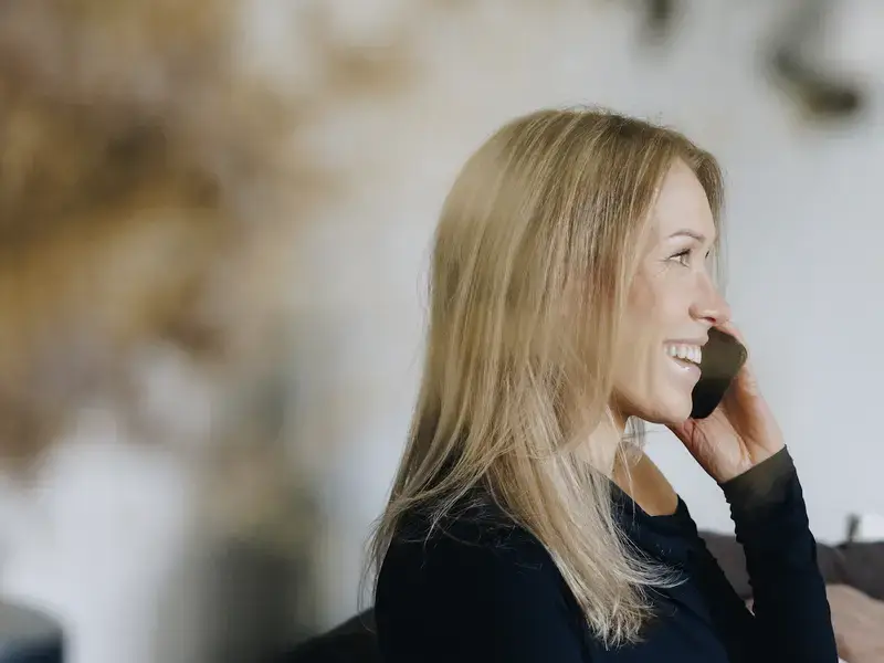Sanne van Kompas Makelaars aan de telefoon
