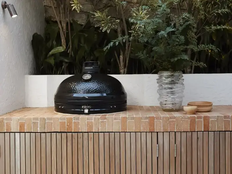 Black Bastard-barbecue op een terras