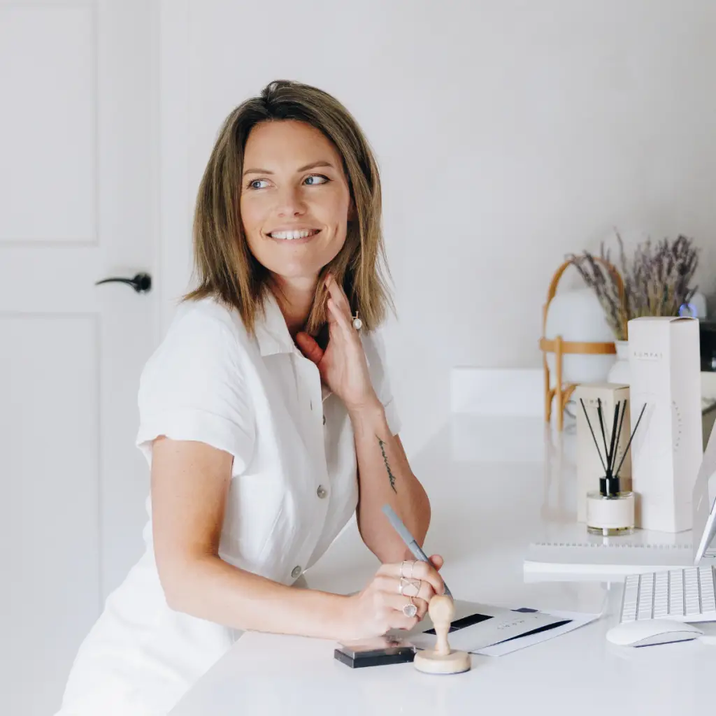 Collega van Kompas Makelaars aan het bureau